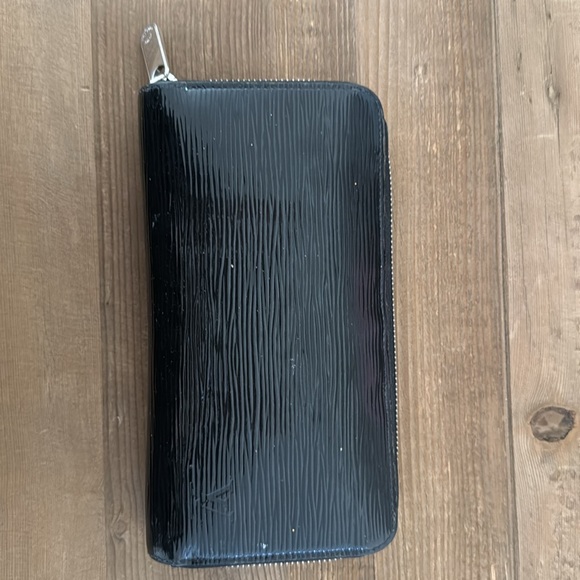 Black Louis Vuitton ripped Wallet - zipper - Picture 2 of 5